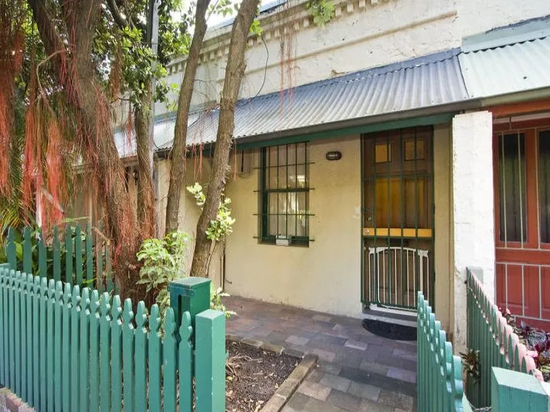 Cosy, one-bedroom terrace home available for lease