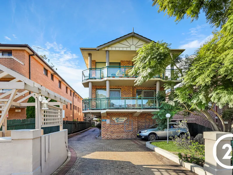 LARGE APARTMENT - WALK TO PARK & STATION