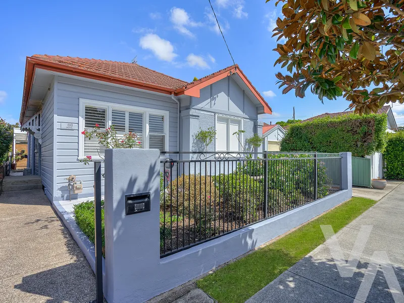 CHARMING HOME WALKING DISTANCE TO NEW LAMBTON VILLAGE SHOPS