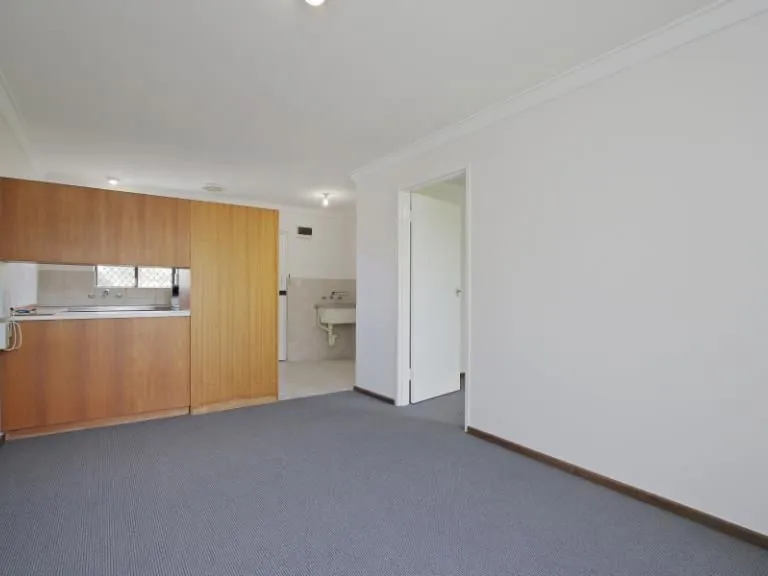 NEW TO THE MARKET- BRIGHT TOP FLOOR UNFURNISHED UNIT!