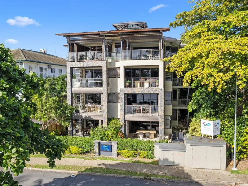 FANTASTIC INVESTMENT OR LIVE IN BEACHFRONT CAIRNS BEACHES.