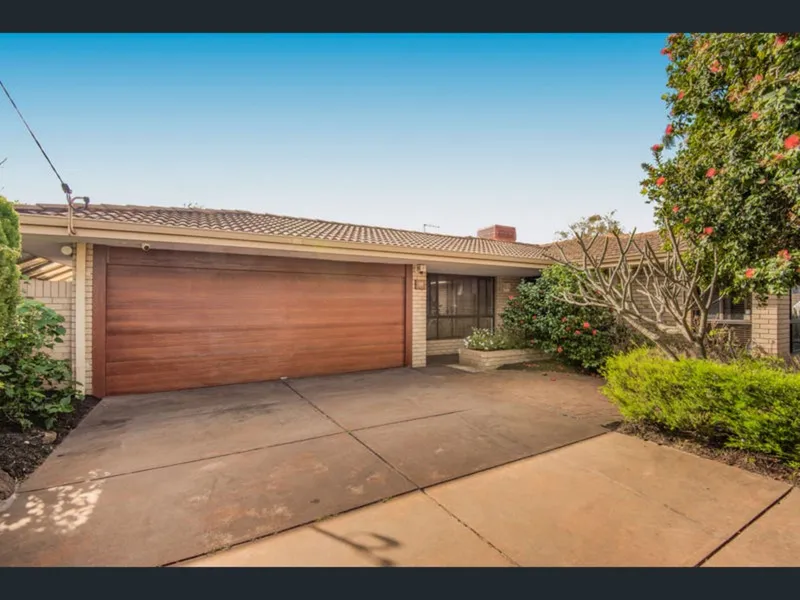 3 x 1 house in Thornlie- Cul-de sac location, close to all amenities!