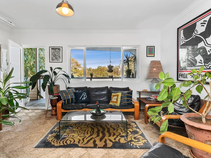 Standout location, level walk to Manly