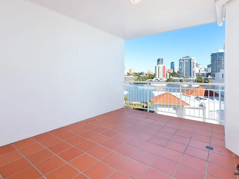 Top Floor, Stunning River Views, Whitegoods Included