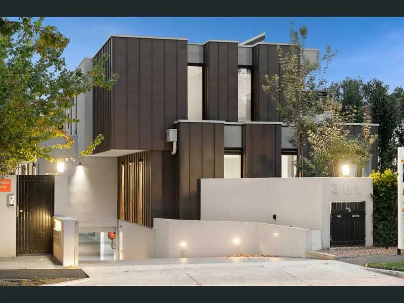 Unrivalled Single-Level Style in Unbeatable Golden Mile Locale