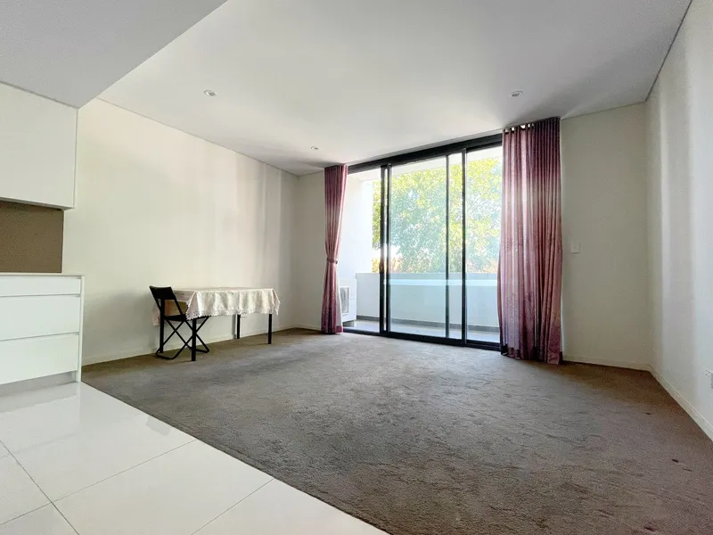 Spacious One Bedroom + 1 Study with car park Apartment