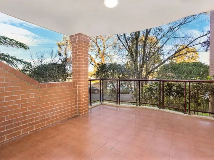 LARGE, ACCESSIBLE, WALK TO SHOPS AND STATION , RESHLY PAINTED AND CARPETED