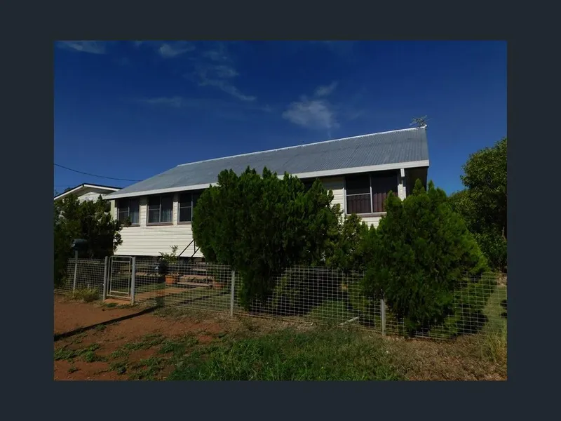 Queenslander Cottage - Near new attractive