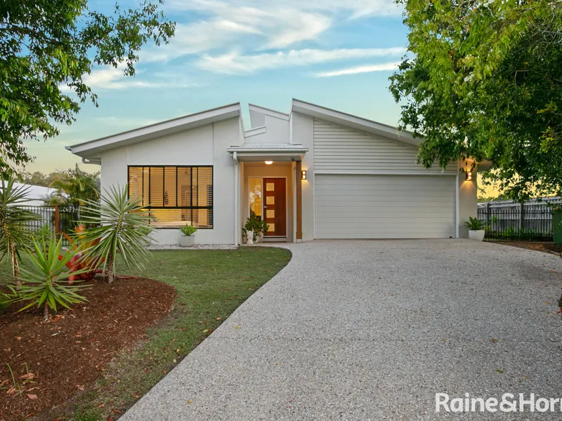 STUNNING FAMILY HOME LOCATED IN A QUIET NEIGHBOURHOOD IN COOLOOLA COVE!