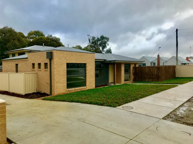 Front unit in complex with views