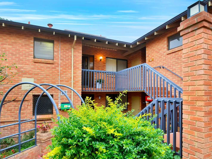 Sensational opportunity to secure this recently refreshed and well-presented upstairs villa – Don’t miss out!