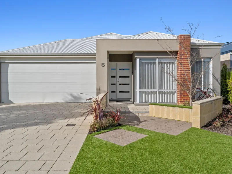 A WELL KEPT EX DISPLAY HOME READY FOR YOU TO MOVE IN NOW!