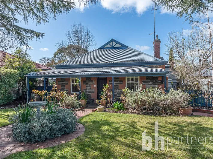 Modern Old World Charm - Stunning Gardens, Shedding, Views