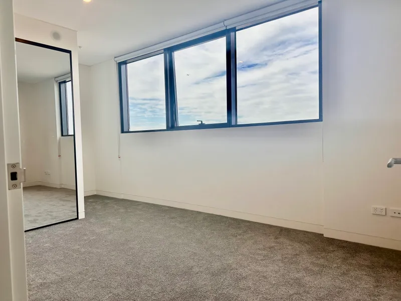 Brand New 5 minutes walk to station