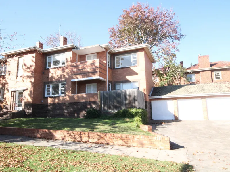 Spacious ground floor apartment with courtyard!