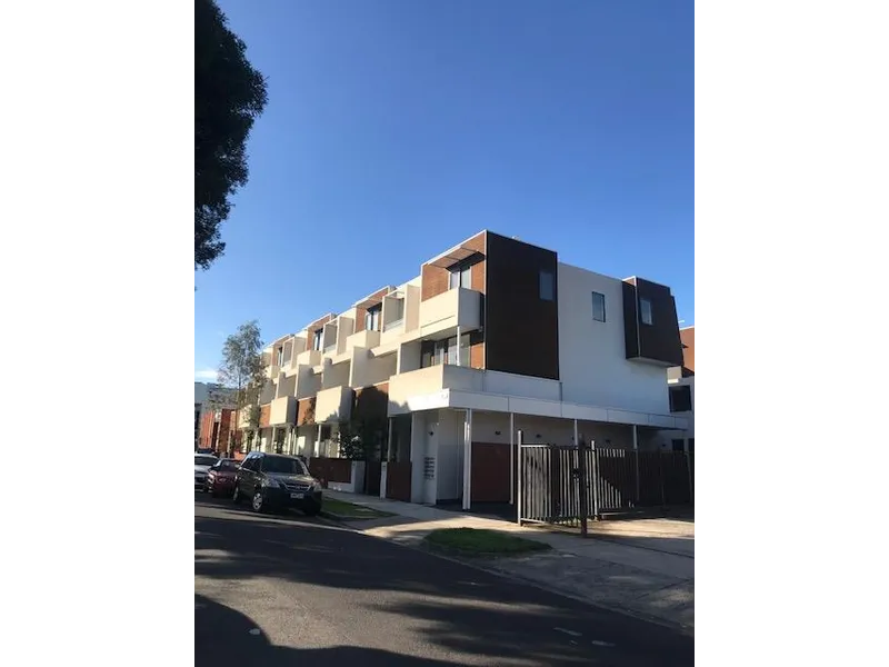 STUNNING 3 BEDROOM TOWNHOUSE!