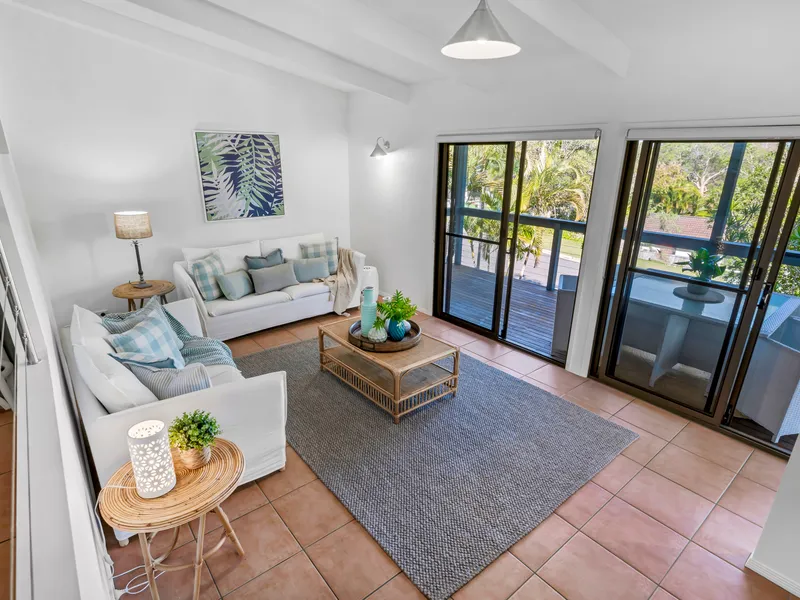 ESCAPE THE OUTSIDE WORLD WITH ABSOLUTE PRIVACY AND A TRANQUIL, ELEVATED POSTION & LEAFY OUTLOOK !!!