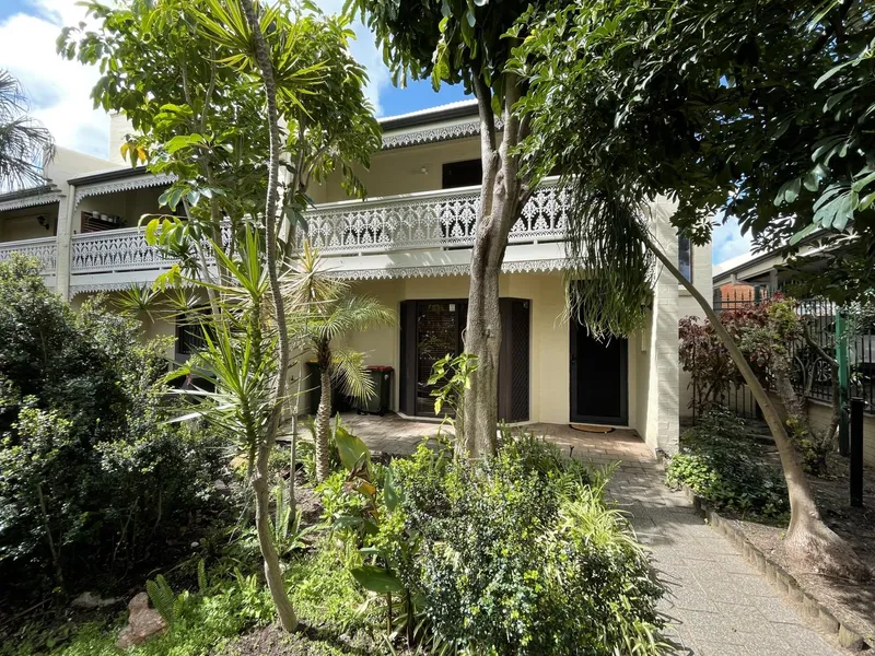 Charming unit. Close to everything