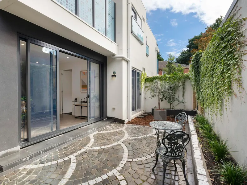 Italian style cobble stone terrace in a boutique block 