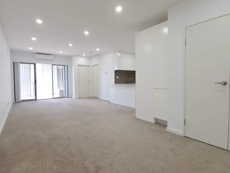 North facing apartment …. Walk to rail, bus & shops in minutes