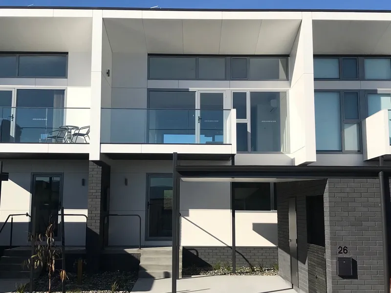 CONTEMPORARY TOWNHOUSE IN SPECTACULAR POSITION