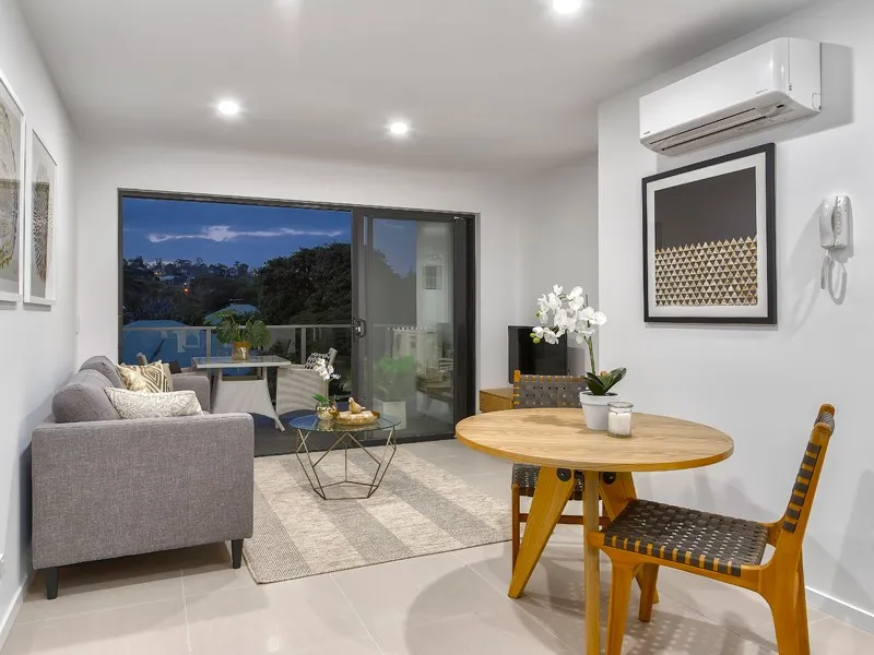 Leave The Car At Home! Walk to Shops, Cafes & Restaurants