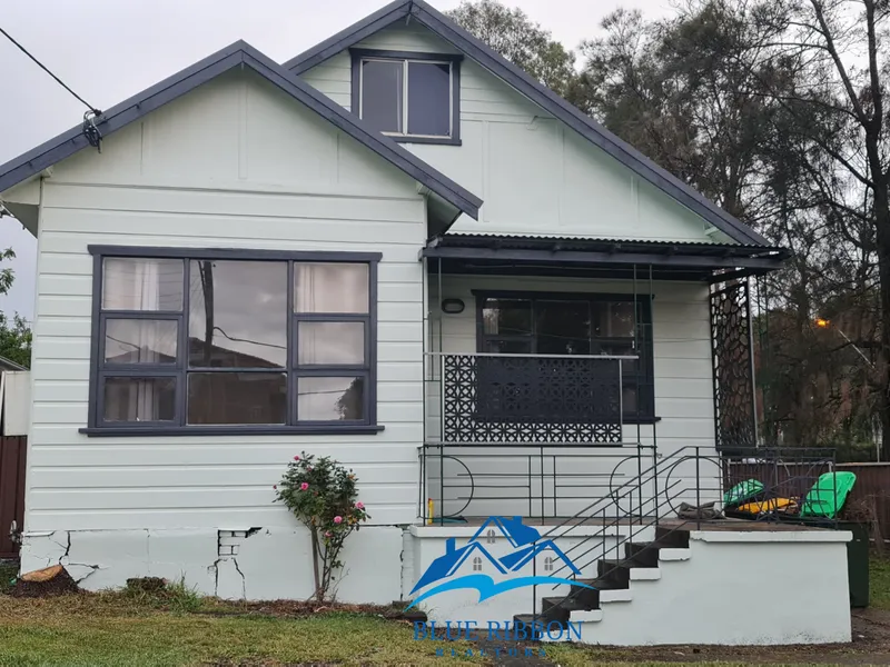 FAMILY HOME IN SMITH ST! MUST INSPECT!