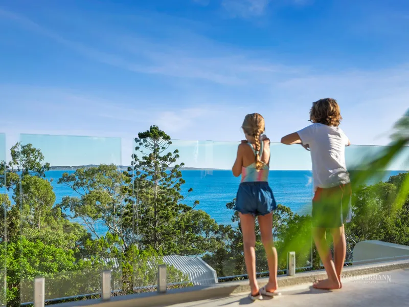 Dazzling Penthouse with Sky Terrace, Front Row Little Cove