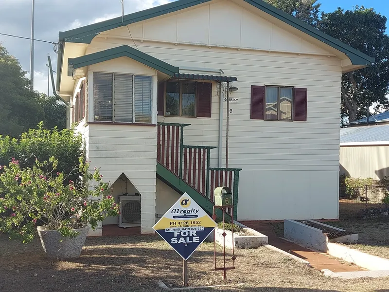 COLONIAL STYLE INVESTMENT PROPERTY IN THE CBD!