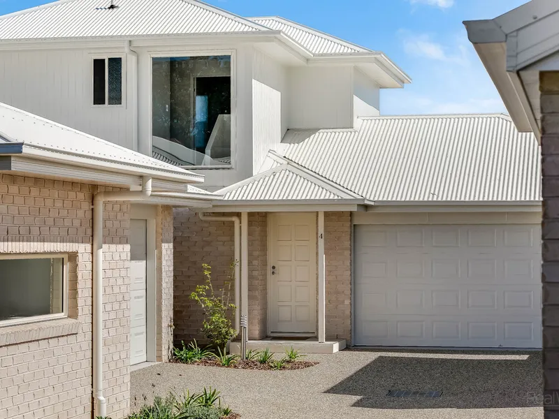 NEW & LUXURIOUS TOWNHOUSES