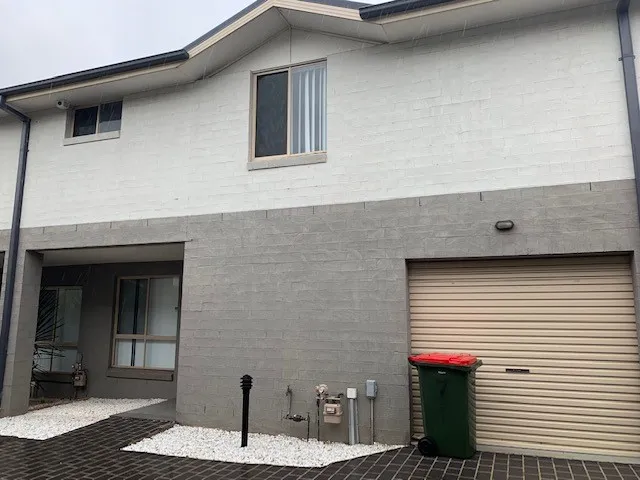 4 BEDROOM TOWNHOUSE - WALK TO STATION, SHOPS & SCHOOLS