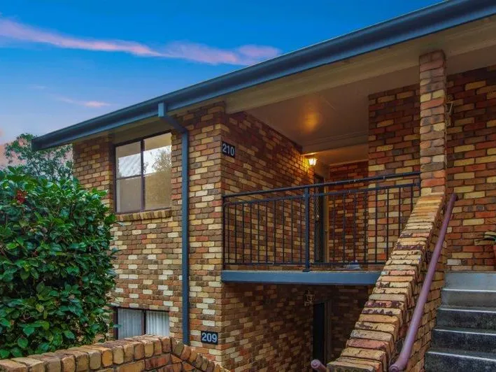 Soak up the sun whilst watching a game of bowls all from the comfort of your own home