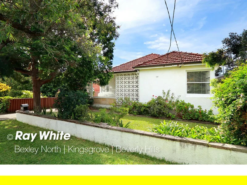 Renovate or rebuild in a sought after locale