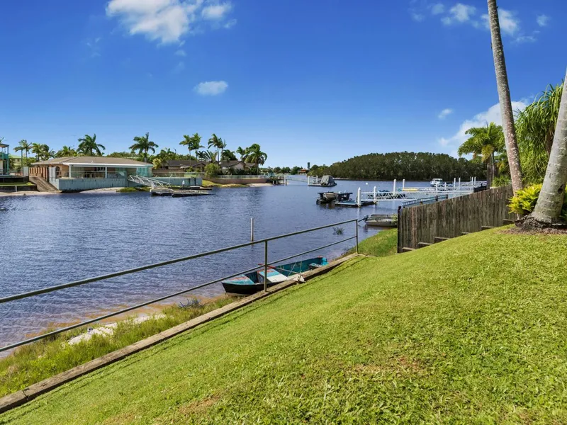 DIRECT WATERFRONT ACCESS WITH FANTASTIC VIEWS!