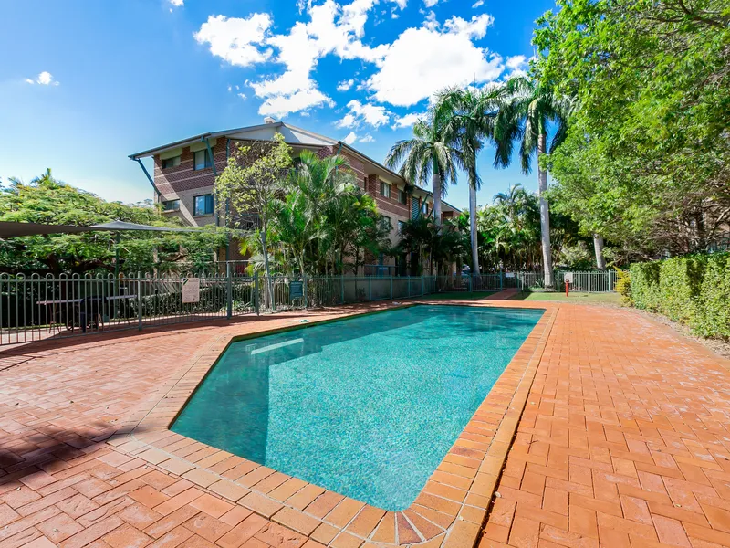 CENTRAL SOUTHPORT APARTMENT - WALK UP BUILDING, 2 CAR SPACES!