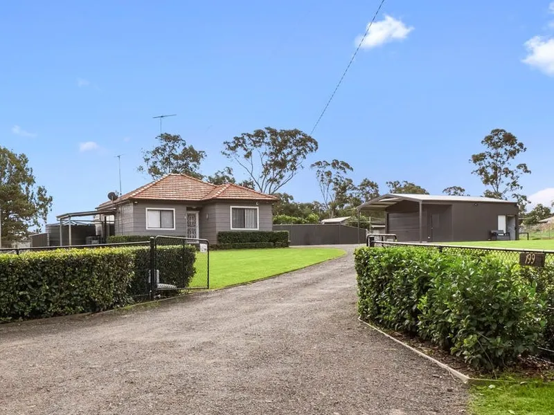 Modern 3 Bedroom Home Plus Studio/Office Room