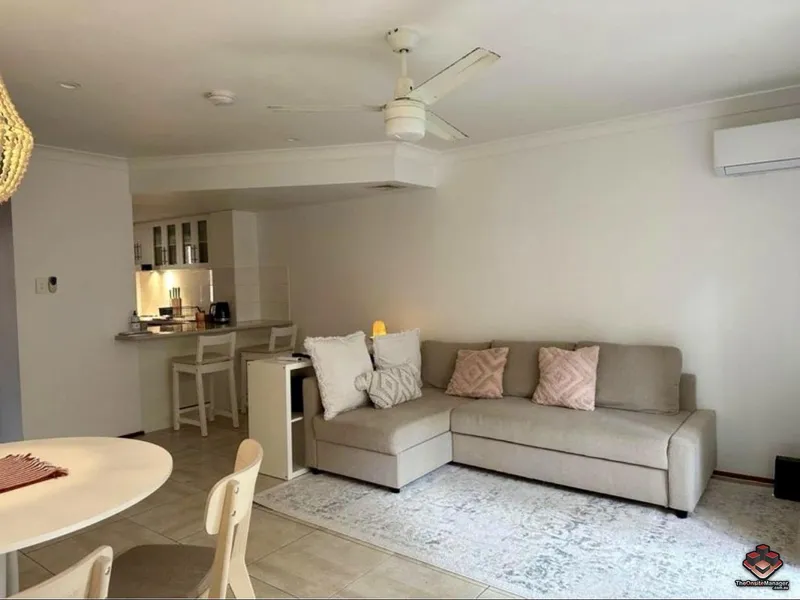 Quiet 2 Bedroom Townhouse close to beach.