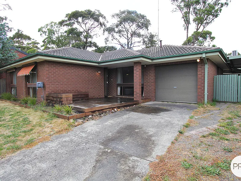 COMFY THREE EBDROOM HOME - SHORT DISTANCE TO MIDVALE SHOPPING CENTRE & SCHOOLS