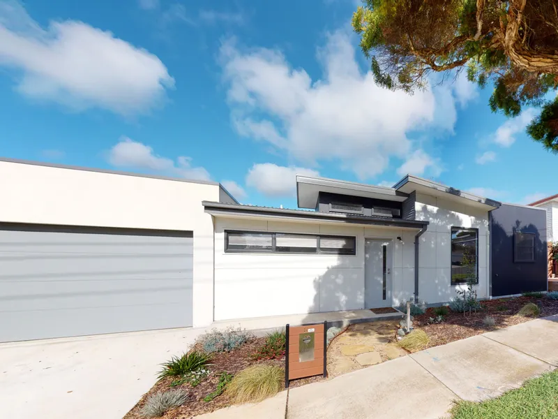 Modern Belmont Living (see it all with a full 3D tour)