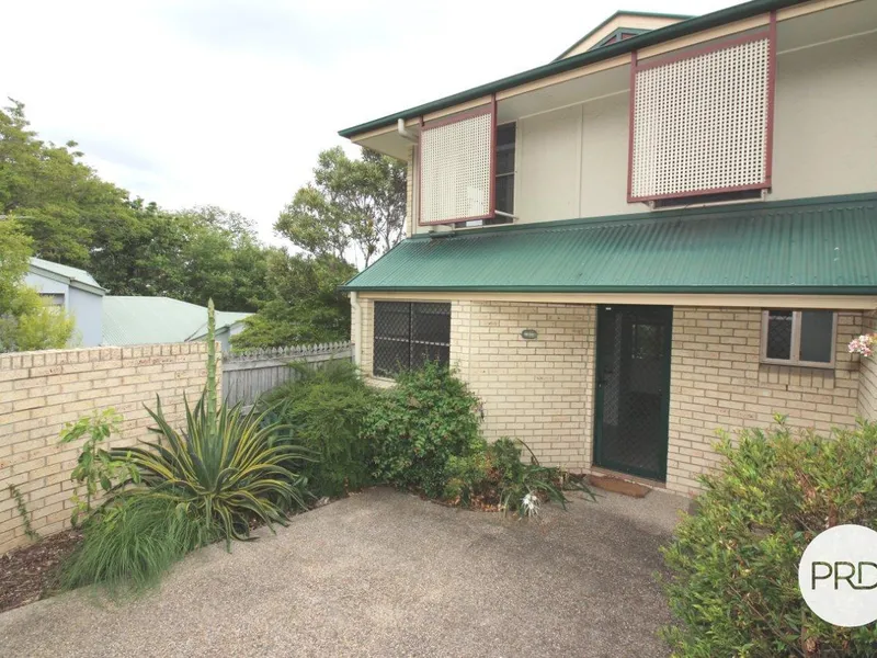 MODERN TRI-LEVEL TOWNHOUSE WITH TWO CAR LOCK-UP