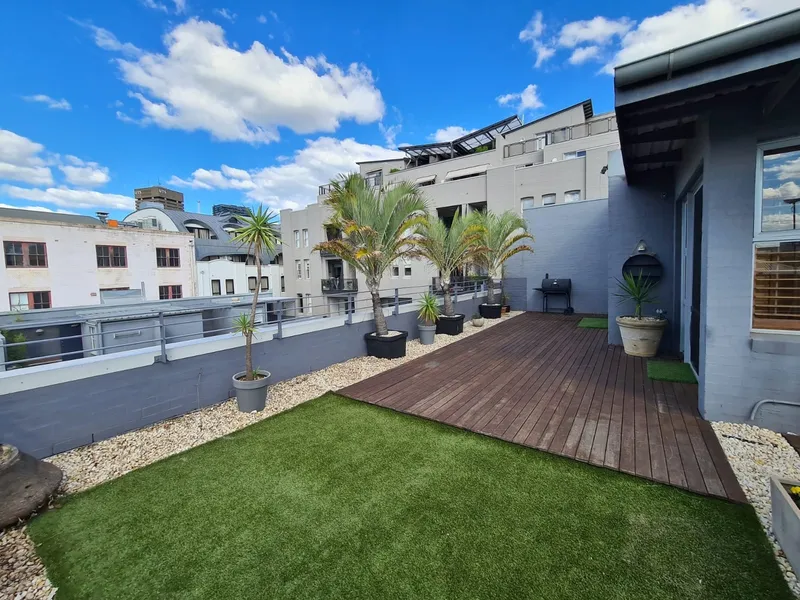 Top Floor Sanctuary & Pets Considered!