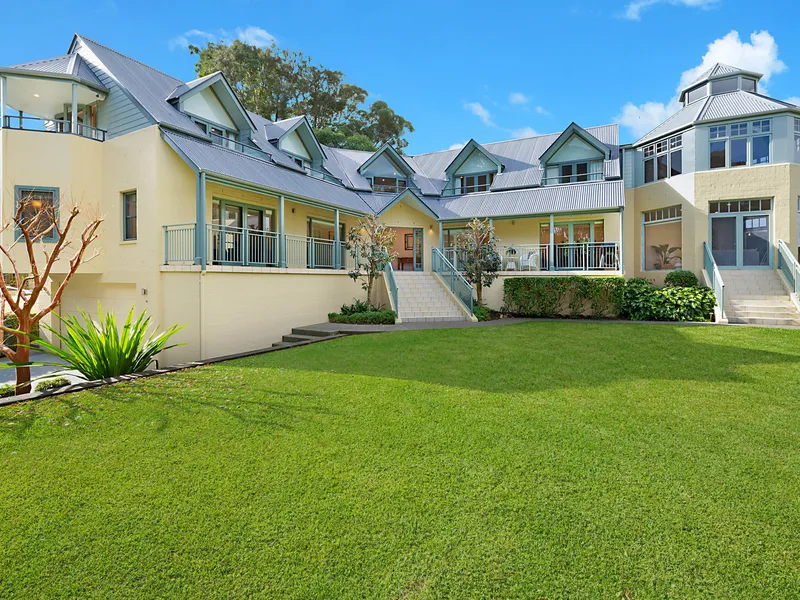 MAGNIFICENT FAMILY HOME WITH BEAUTIFUL LAKE MACQUARIE AT THE DOORSTEP