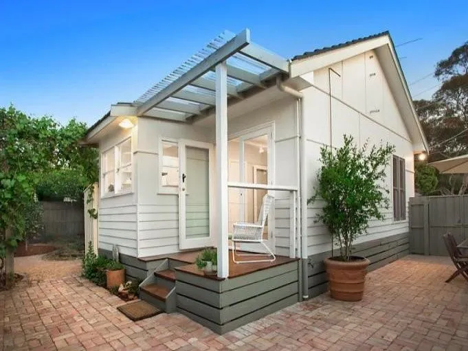 Live the Monty dream in this cute 2 bedroom cozy cottage