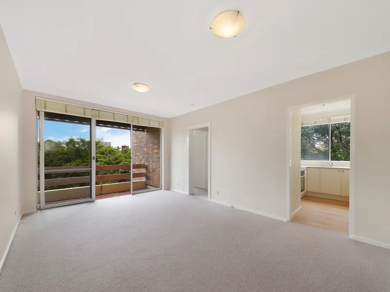 EXECUTIVE ONE BED APARTMENT.  SUCH A QUIET CONVENIENT STREET & A BRIGHT SUNNY APARTMENT THATS SO CLOSE TO EVERYTHING