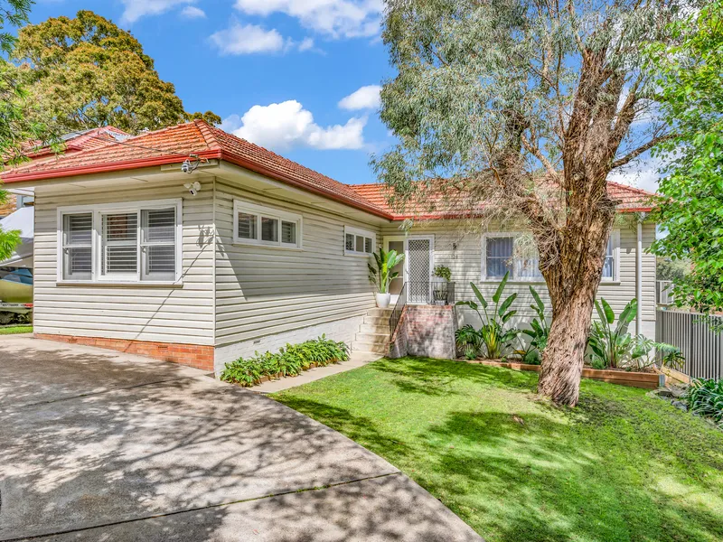 Glorious home, lawn care included!