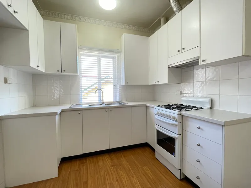 Conveniently located 2 bedroom unit in great location. Small block of 4