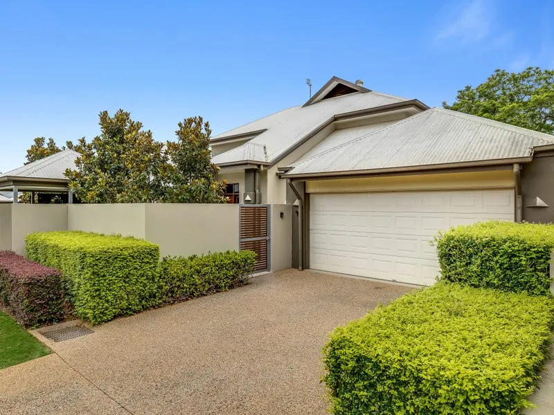 Luxury Townhouse in sought after Centenary Heights