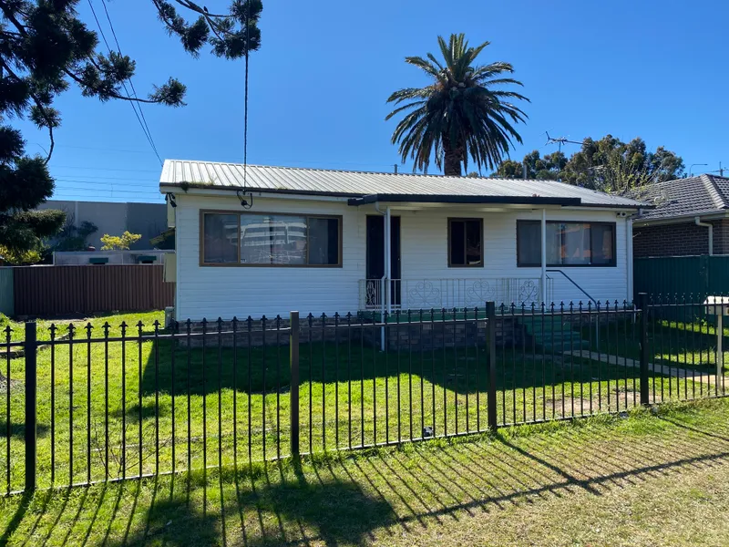 WALK TO STATION, SCHOOL, LOCAL SHOP