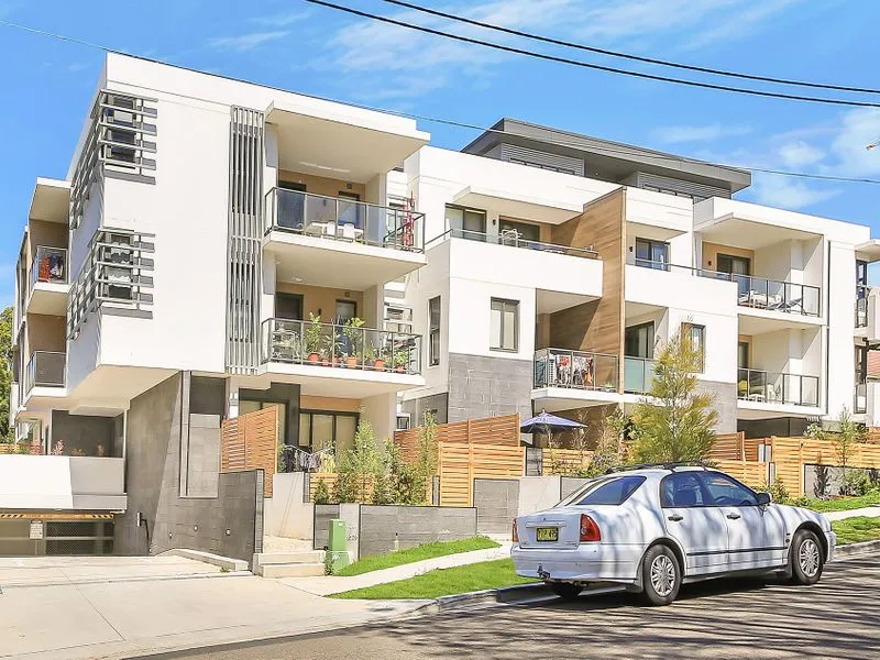 Spacious near NEW One bedroom Apartment plus Study area