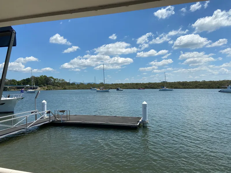 RIVERFRONT FAMILY HOME WITH BRIDGE FREE ACCESS TO BROADWATER